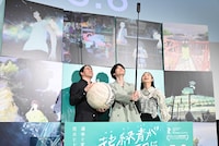 左から四宮義俊、会場を撮影する萩原利久、古川琴音