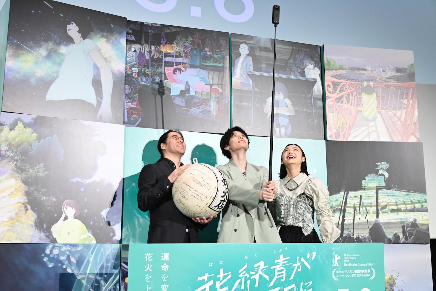 左から四宮義俊、会場を撮影する萩原利久、古川琴音