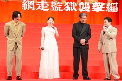 左から山﨑賢人、山田杏奈、舘ひろし、矢本悠馬