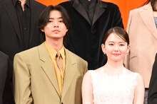 「ゴールデンカムイ 網走監獄襲撃編」完成披露舞台挨拶の様子。左から山﨑賢人、山田杏奈