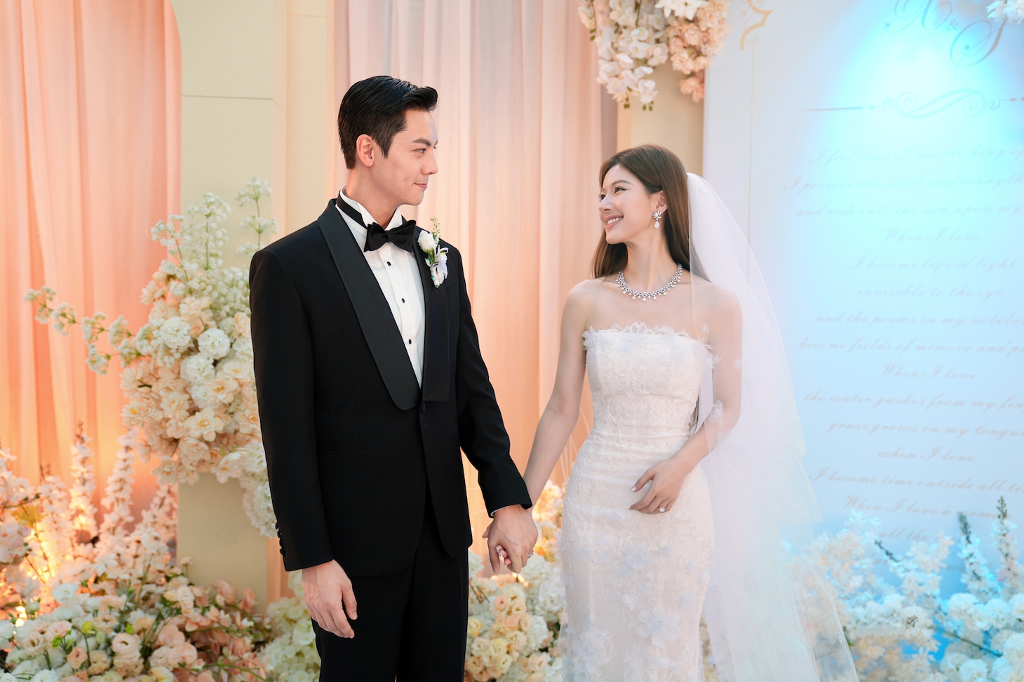 2025年の中国ドラマ界を席巻した「私の完璧な結婚」場面写真。劇中ではそれぞれに秘密を抱えた夫婦の熱い愛の駆け引きが描かれる。左からウィリアム・チャン（陳偉霆）演じる沈皓明、チャオ・ルースー（趙露思）演じる許妍