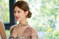 嘘と計算を武器に運命を切り開く野心的な許妍。演じたのは中国ドラマ「星漢燦爛」「ひそかな恋模様は、曇りのち晴れ」「紅き真珠の詩」など数々のヒット作で不動の人気を確立したチャオ・ルースー（趙露思）