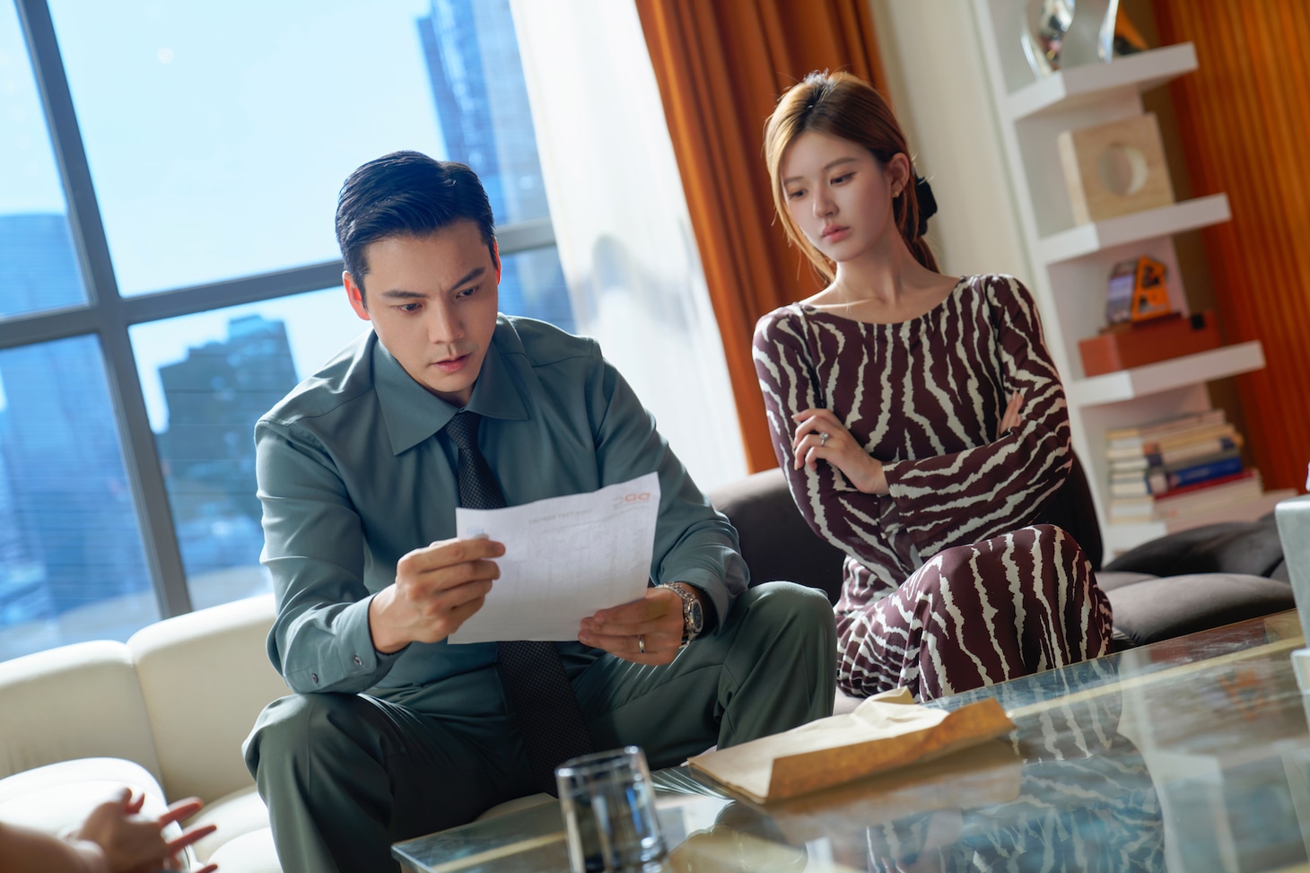 中国ドラマ「私の完璧な結婚」より、ウィリアム・チャン（陳偉霆）演じる沈皓明（左）とチャオ・ルースー（趙露思）演じる許妍