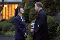 「レンタル・ファミリー」新場面写真。フィリップ（ブレンダン・フレイザー）はレンタルファミリー社の仕事で新郎“役”として結婚式に参列する