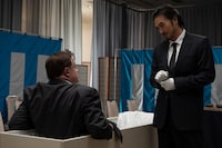 「レンタル・ファミリー」新場面写真。ブレンダン・フレイザー演じる俳優フィリップ（左）、平岳大演じるレンタルファミリー社の社長・多田信二（右）