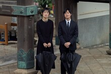 「レンタル・ファミリー」新場面写真。山本真理演じるレンタルファミリー社のスタッフ・中島愛子（左）、木村文演じる最年少スタッフの光太（右）