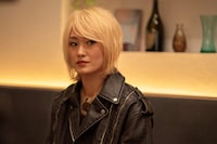 「レンタル・ファミリー」新場面写真。金髪のウィッグと革ジャンで“変身”したレンタルファミリー社のスタッフ・中島愛子（山本真理）