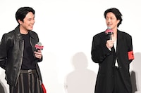 互いのバンドを「かっこよかった」とたたえ合う間宮祥太朗（左）、若葉竜也（右）