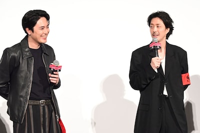 互いのバンドを「かっこよかった」とたたえ合う間宮祥太朗（左）、若葉竜也（右）