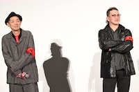 左から宮藤官九郎、中村獅童