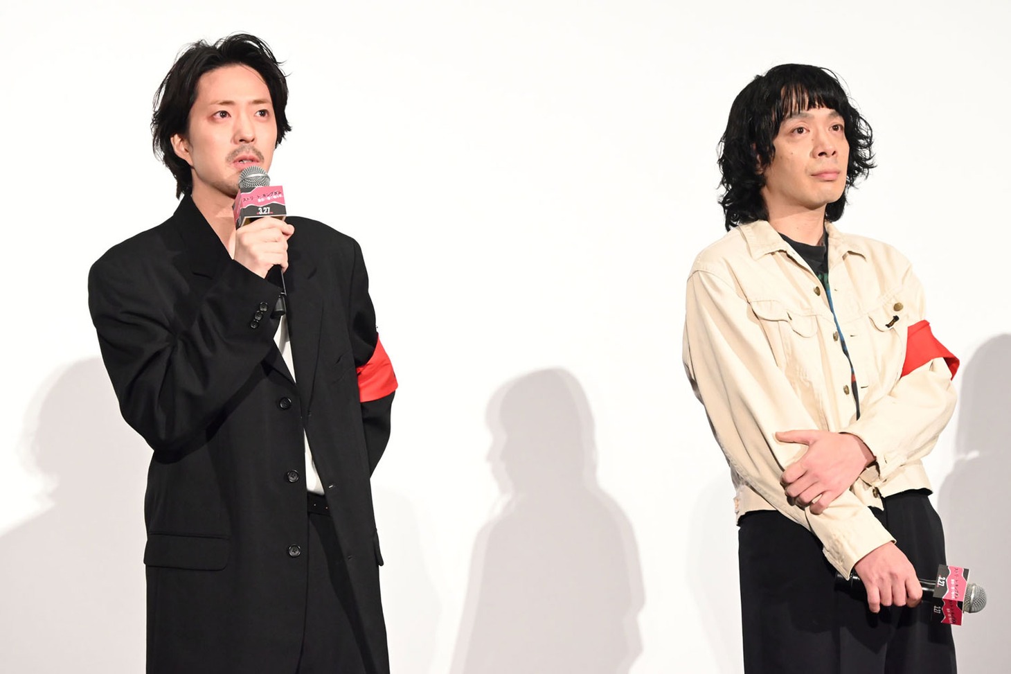 涙ぐみながら田口トモロヲへの感謝を伝える若葉竜也（左）と、峯田和伸（右）