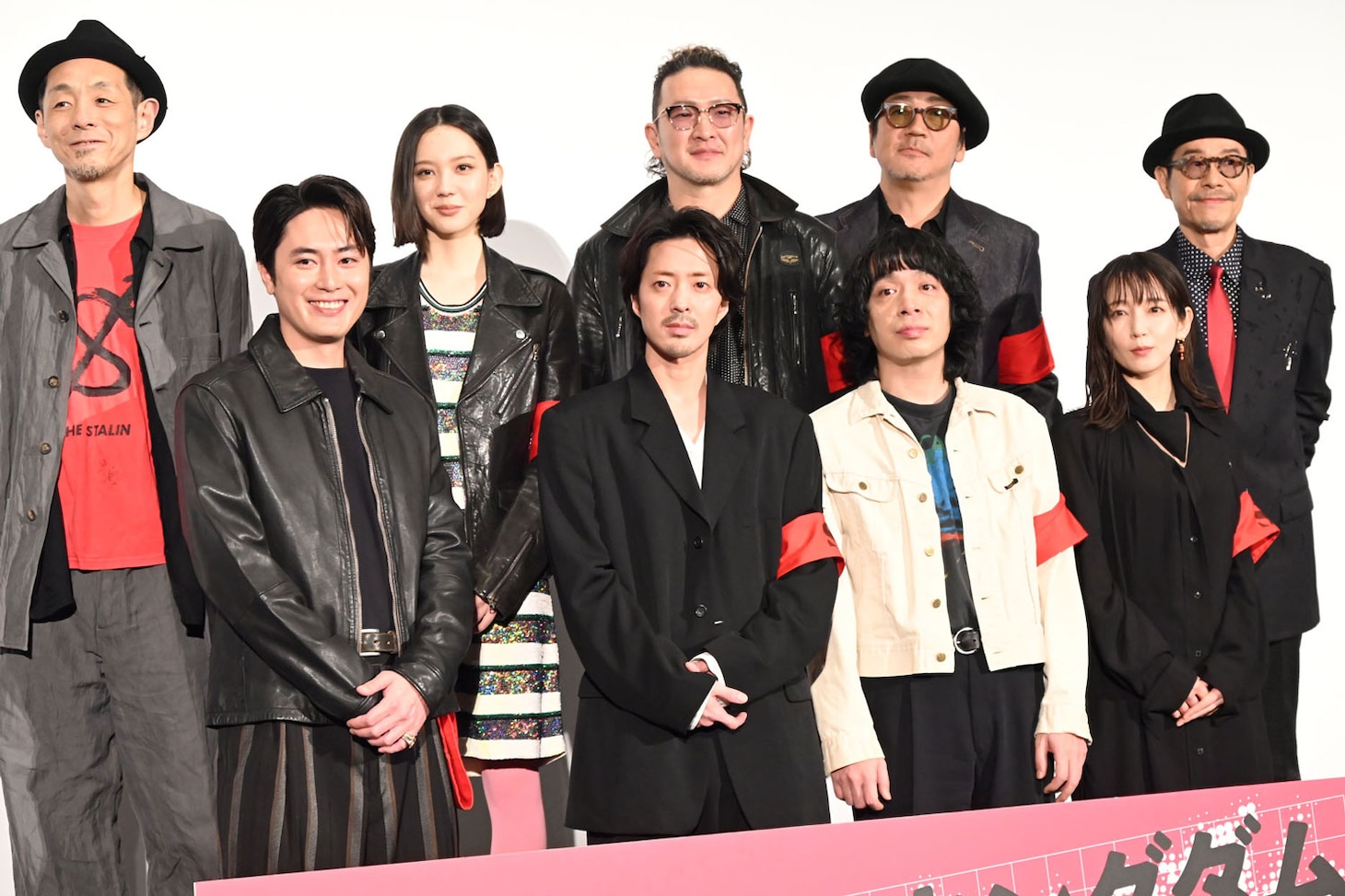 「ストリート・キングダム 自分の音を鳴らせ。」ジャパンプレミアにて、前列左から間宮祥太朗、若葉竜也、峯田和伸、吉岡里帆。後列左から宮藤官九郎、中島セナ、中村獅童、大森南朋、田口トモロヲ