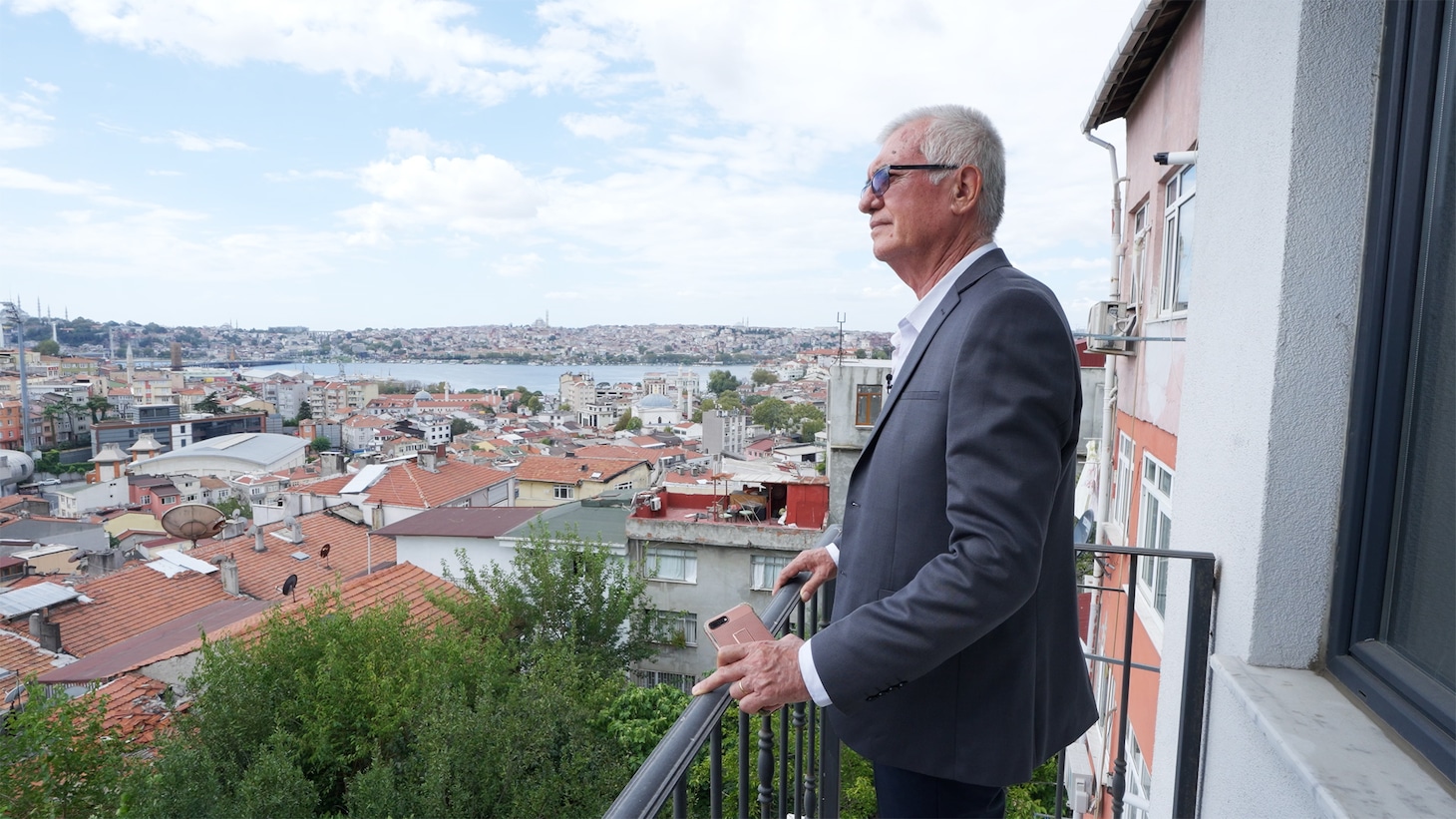 「ハイケン内見～世界の街で部屋探し～」トルコ・イスタンブール回より、ボスポラス海峡近くのベランダ