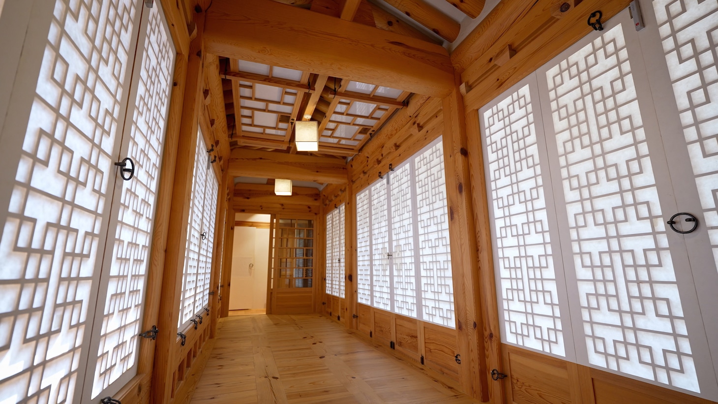 「ハイケン内見～世界の街で部屋探し～」韓国・ソウル回より、伝統的なハノック（韓屋）の渡り廊下