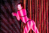 「クレイジーホース・パリ 夜の宝石たち」場面写真 ©2011 – IDÉALE AUDIENCE – ZIPPORAH FILMS, INC.TOUS DROITS RÉSERVÉS – ALL RIGHTS RESERVED