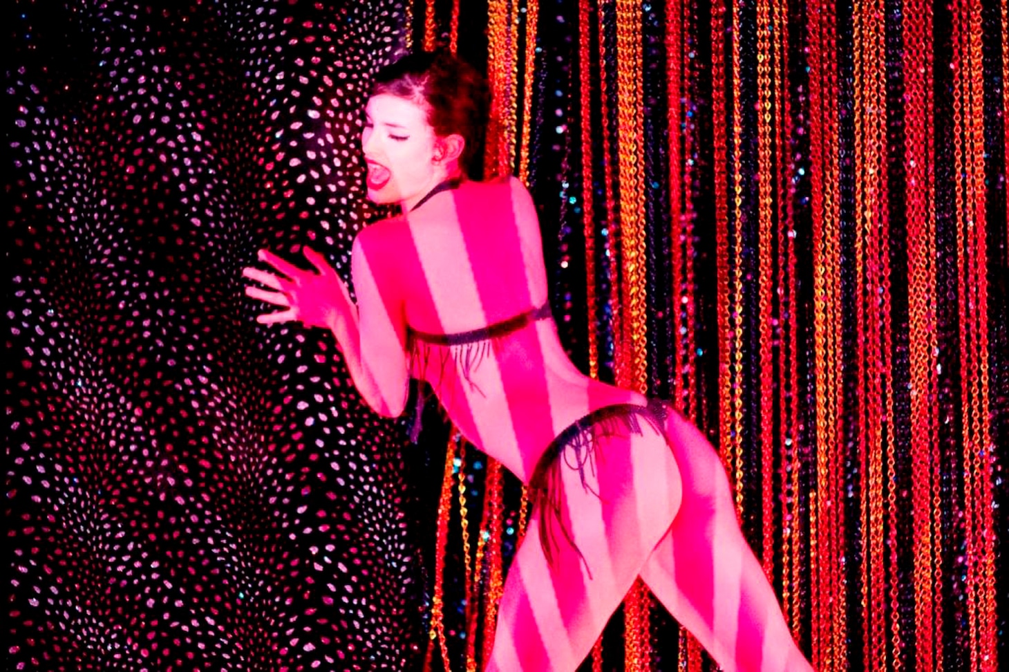 「クレイジーホース・パリ 夜の宝石たち」場面写真 ©2011 – IDÉALE AUDIENCE – ZIPPORAH FILMS, INC.TOUS DROITS RÉSERVÉS – ALL RIGHTS RESERVED