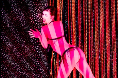 「クレイジーホース・パリ 夜の宝石たち」場面写真 ©2011 – IDÉALE AUDIENCE – ZIPPORAH FILMS, INC.TOUS DROITS RÉSERVÉS – ALL RIGHTS RESERVED