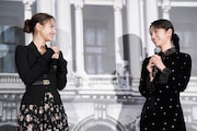 「パリに咲くエトワール」完成披露試写会より、「一緒に遊ぶようになりました！」と語りあう當真あみ（右）と嵐莉菜（左）