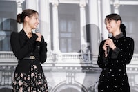 「パリに咲くエトワール」完成披露試写会より、「一緒に遊ぶようになりました！」と語りあう當真あみ（右）と嵐莉菜（左）