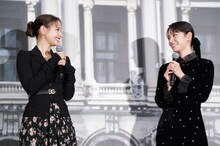 「パリに咲くエトワール」完成披露試写会より、「一緒に遊ぶようになりました！」と語りあう當真あみ（右）と嵐莉菜（左）