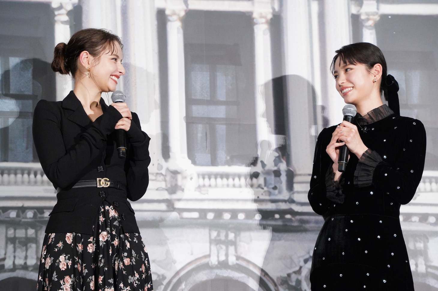 「パリに咲くエトワール」完成披露試写会より、「一緒に遊ぶようになりました！」と語りあう當真あみ（右）と嵐莉菜（左）