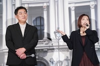 「パリに咲くエトワール」完成披露試写会より、谷口悟朗（左）の印象を「ご一緒するときには毎回『楽しいな、ワクワクするな』と思っています」と述べる名塚佳織（右）