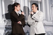 「パリに咲くエトワール」完成披露試写会より、早乙女太一（左）に「（声の演技を）教えてほしいな」と声を掛ける尾上松也（右）