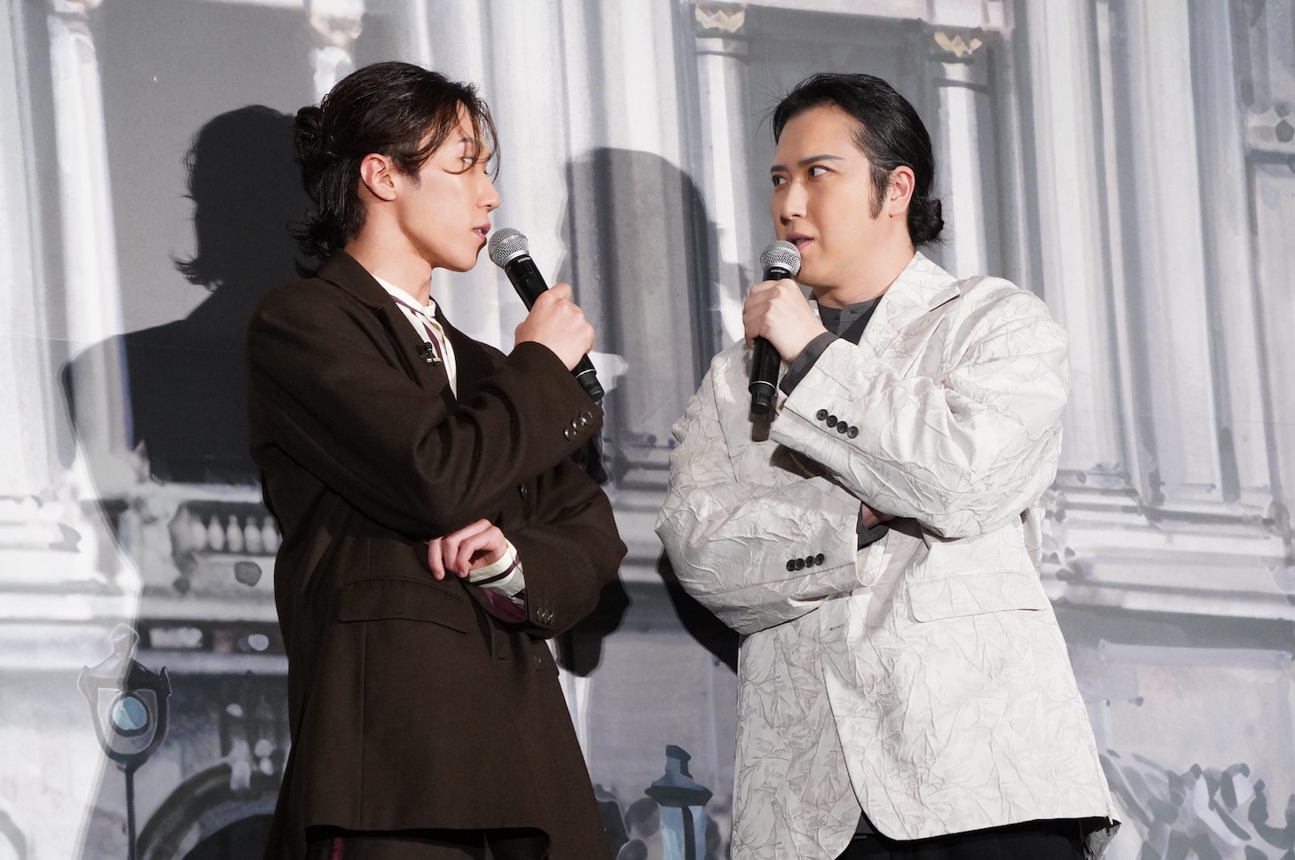 「パリに咲くエトワール」完成披露試写会より、早乙女太一（左）に「（声の演技を）教えてほしいな」と声を掛ける尾上松也（右）