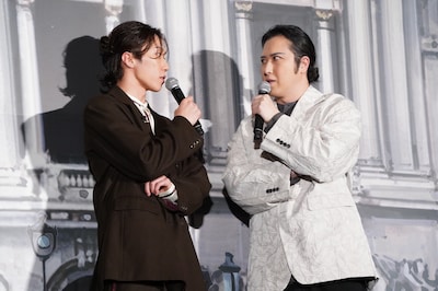 「パリに咲くエトワール」完成披露試写会より、早乙女太一（左）に「（声の演技を）教えてほしいな」と声を掛ける尾上松也（右）
