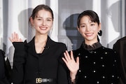 「パリに咲くエトワール」完成披露試写会の様子。左から嵐莉菜、當真あみ