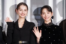「パリに咲くエトワール」完成披露試写会の様子。左から嵐莉菜、當真あみ