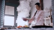 中国ドラマ「溥儀の料理番～紫禁城 最後の日々」より、ハイ・ルー（海陸）演じる劉容児（りゅうようじ）。聡明さと料理の腕を買われ、溥儀からも目をかけられるようになる