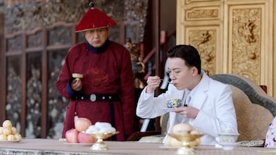 清朝最後の皇帝・愛新覚羅溥儀（手前）。演じたのは中国ドラマ「玉骨遥（ぎょっこつよう）」のリー・ミンドー（李明德）