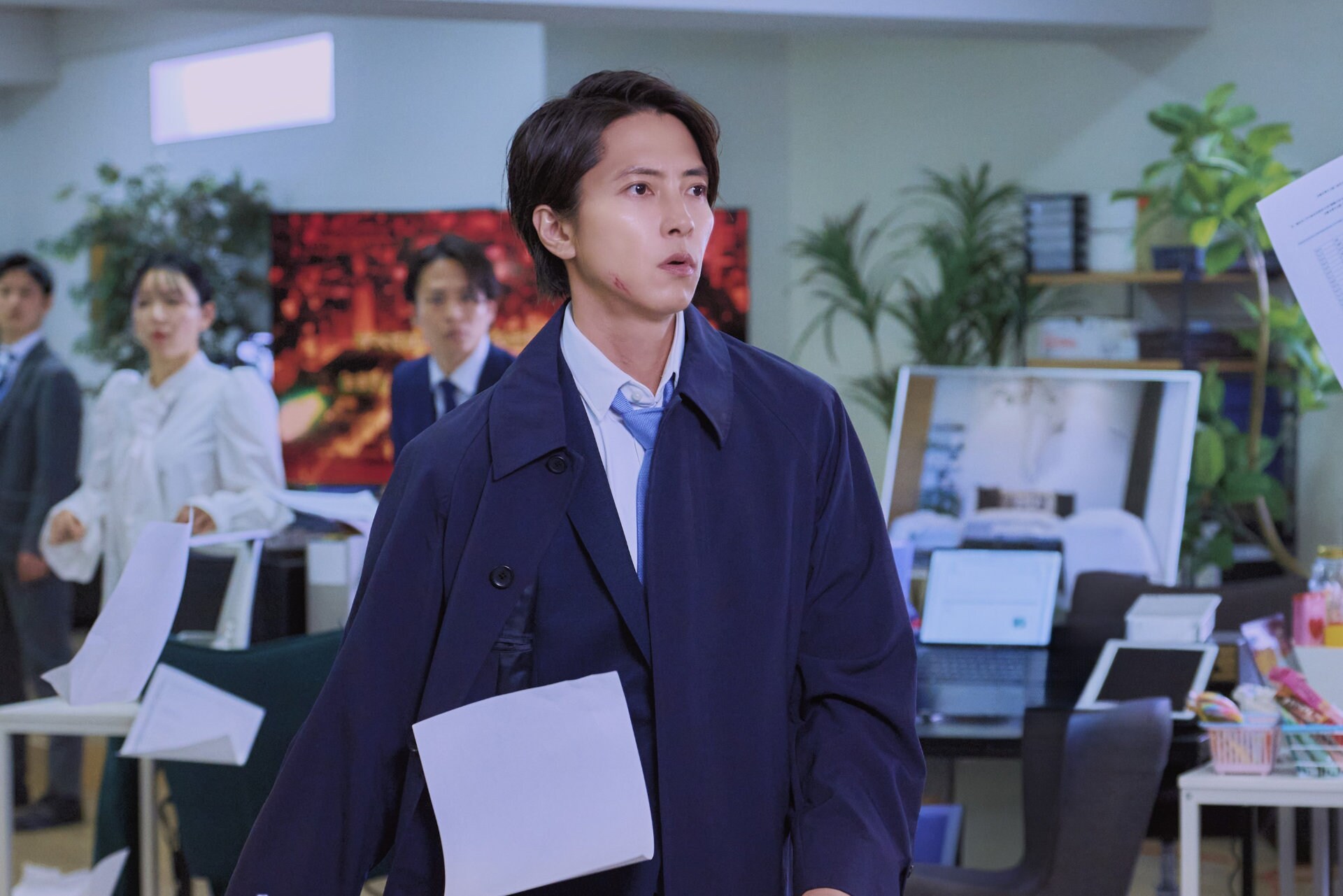 映画「正直不動産」場面写真。山下智久演じる永瀬財地 [画像・動画