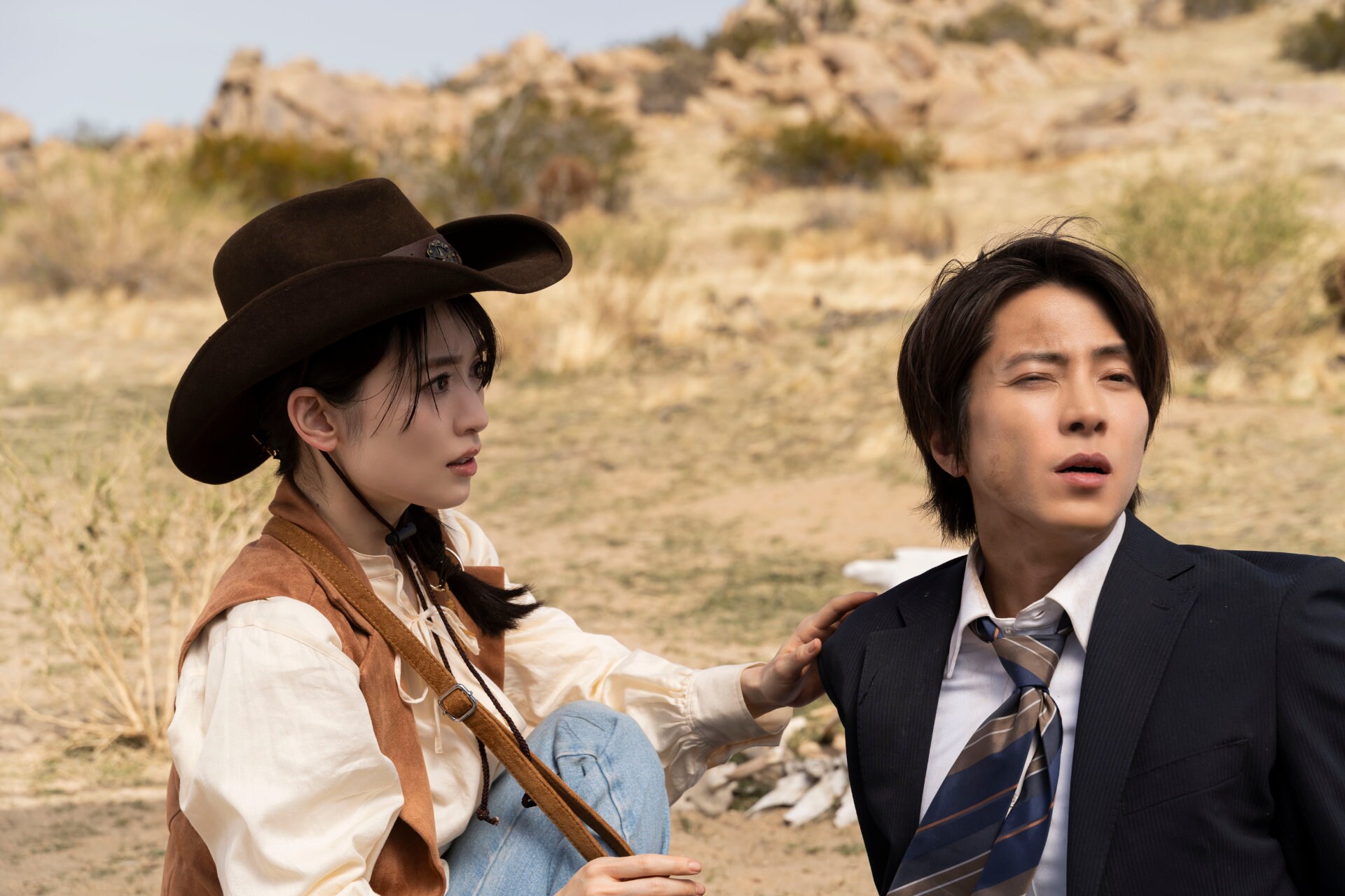 映画「正直不動産」場面写真。永瀬財地（右 / 演：山下智久）を支える