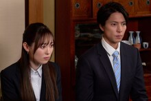 「映画 正直不動産」場面写真。左から福原遥演じる月下咲良、山下智久演じる永瀬財地