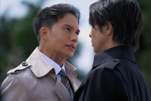 「映画 正直不動産」場面写真。永瀬財地（手前 / 演：山下智久）に詰め寄る桐山貴久（奥：市原隼人）