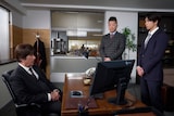 「映画 正直不動産」場面写真。社員を見守る社長・登坂寿郎（左 / 演：草刈正雄）