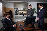 「映画 正直不動産」場面写真。社員を見守る社長・登坂寿郎（左 / 演：草刈正雄）