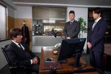 「映画 正直不動産」場面写真。社員を見守る社長・登坂寿郎（左 / 演：草刈正雄）