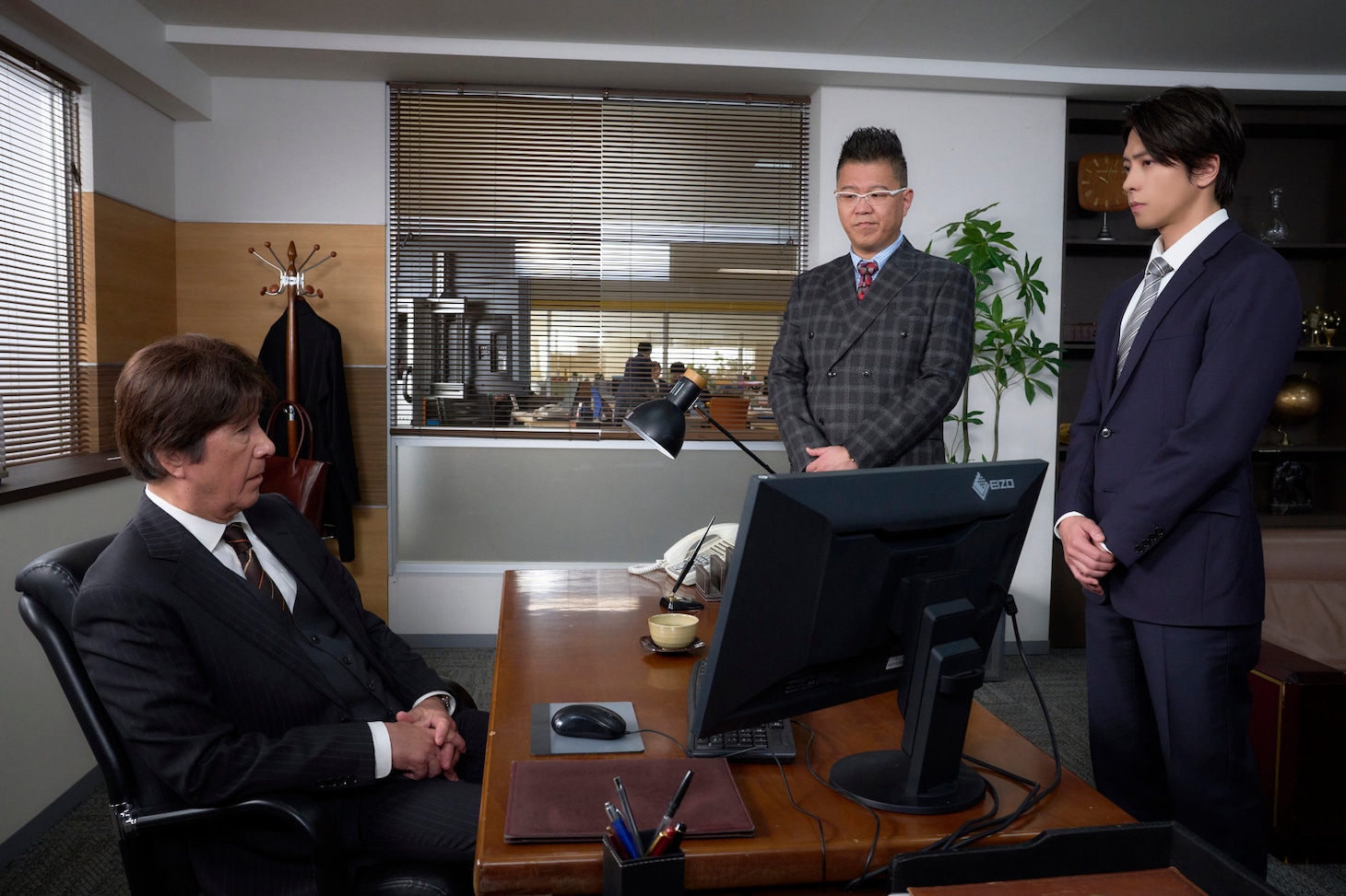 「映画 正直不動産」場面写真。社員を見守る社長・登坂寿郎（左 / 演：草刈正雄）