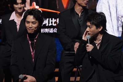 ドラマ「ちるらん 新撰組鎮魂歌」の制作発表イベントの様子。鈴木伸之（左）から「大好きです」と言われ、「桜のようにほっぺがポッと」と返す山田裕貴（右）