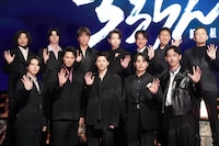 ドラマ「ちるらん 新撰組鎮魂歌」の制作発表イベントの様子。前列左から細田佳央太、鈴木伸之、山田裕貴、中村蒼、上杉柊平。後列左から宮﨑秋人、栁俊太郎、綾野剛、松本潤、藤原季節、岩永ひひお、渡辺一貴