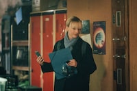 ドラマ「アストリッドとラファエル 文書係の事件録」シーズン6より、文書係アストリッド（演：サラ・モーテンセン）