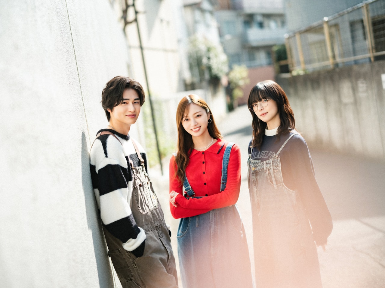 左から西垣匠、梅澤美波、加藤小夏。