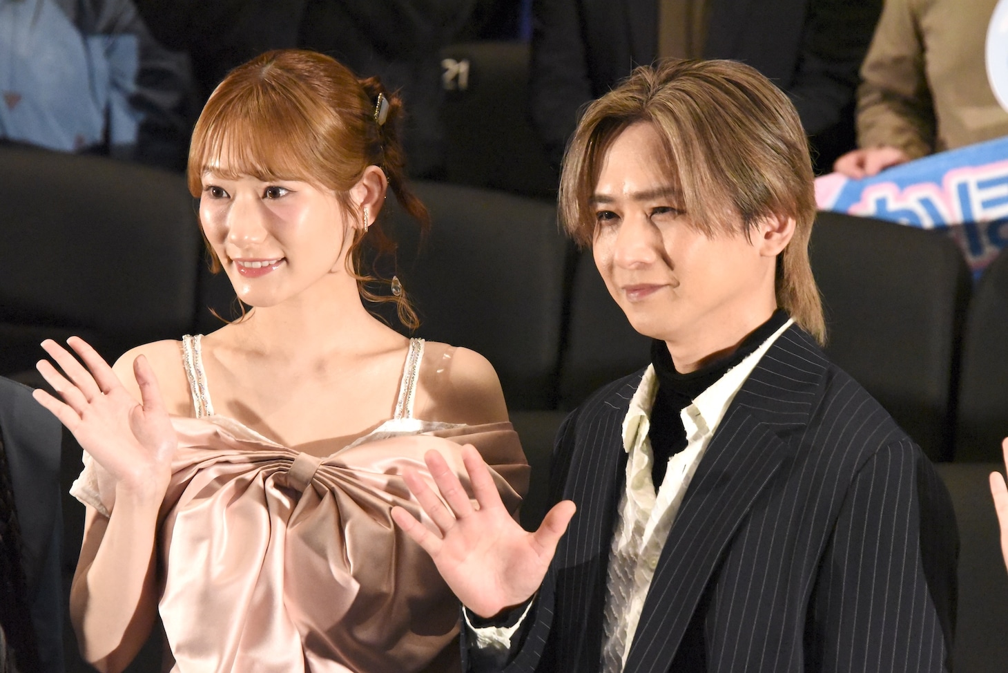 「劇場版 転生したらスライムだった件 蒼海の涙編」公開記念舞台挨拶の様子。左から岡咲美保、堂本光一