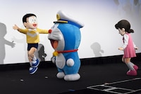 ステージに上がるドラえもん（中央）、のび太（左）、しずか（右）