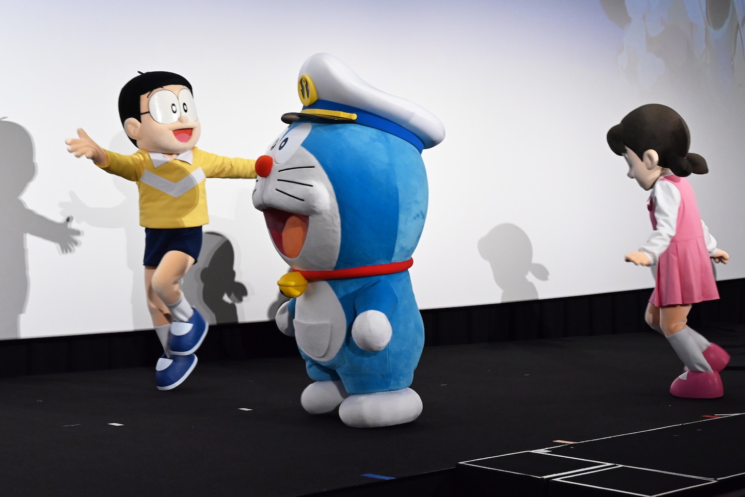 ステージに上がるドラえもん（中央）、のび太（左）、しずか（右）