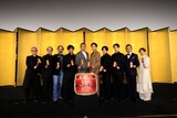 「木挽町のあだ討ち」初日舞台挨拶の様子。左から源孝志、正名僕蔵、滝藤賢一、北村一輝、渡辺謙、柄本佑、長尾謙杜、瀬戸康史、高橋和也、イモトアヤコ