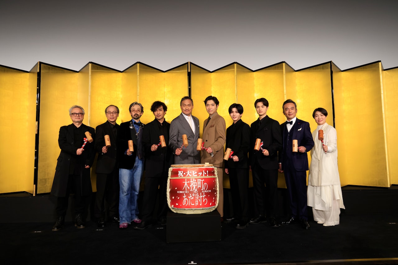 「木挽町のあだ討ち」初日舞台挨拶の様子。左から源孝志、正名僕蔵、滝藤賢一、北村一輝、渡辺謙、柄本佑、長尾謙杜、瀬戸康史、高橋和也、イモトアヤコ